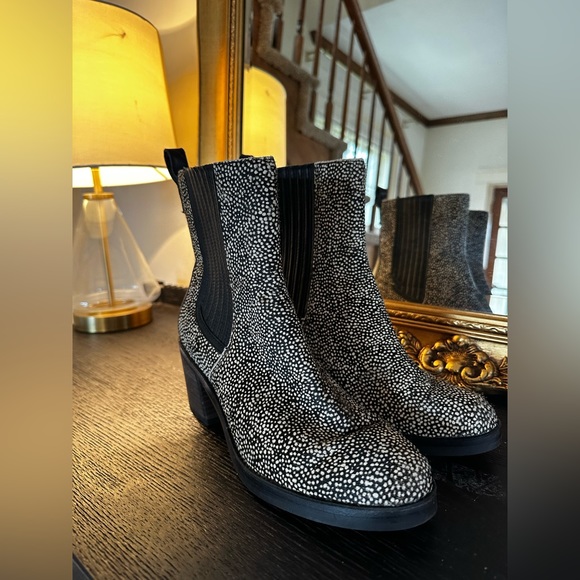 UGG Women's Camden Exotic Black Dotted - Picture 1 of 4